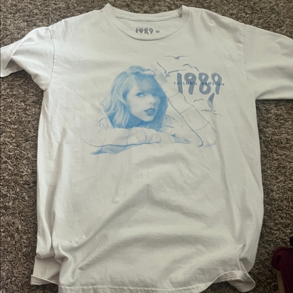 Taylor Swift 1989 Tour Tee in White with Light Blue Graphic
